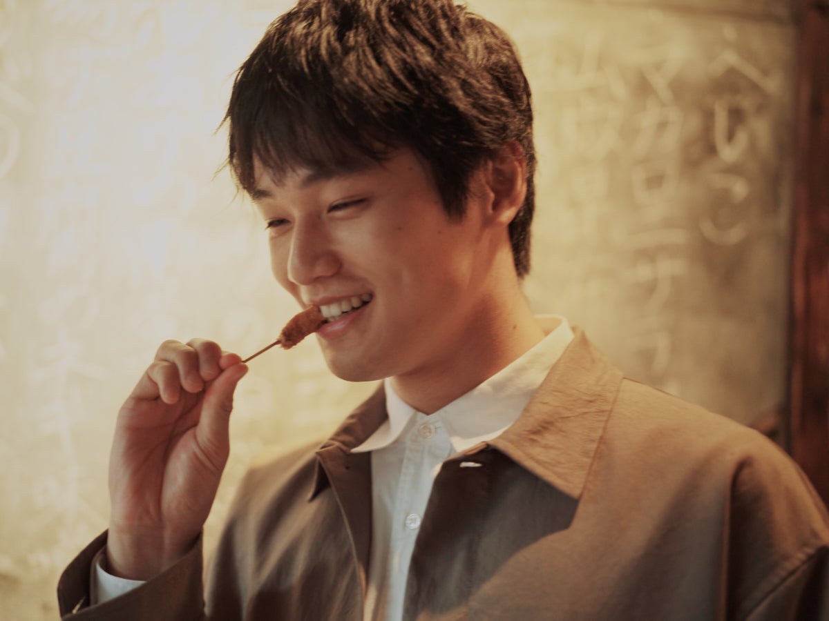 串カツを食べる中川大輔