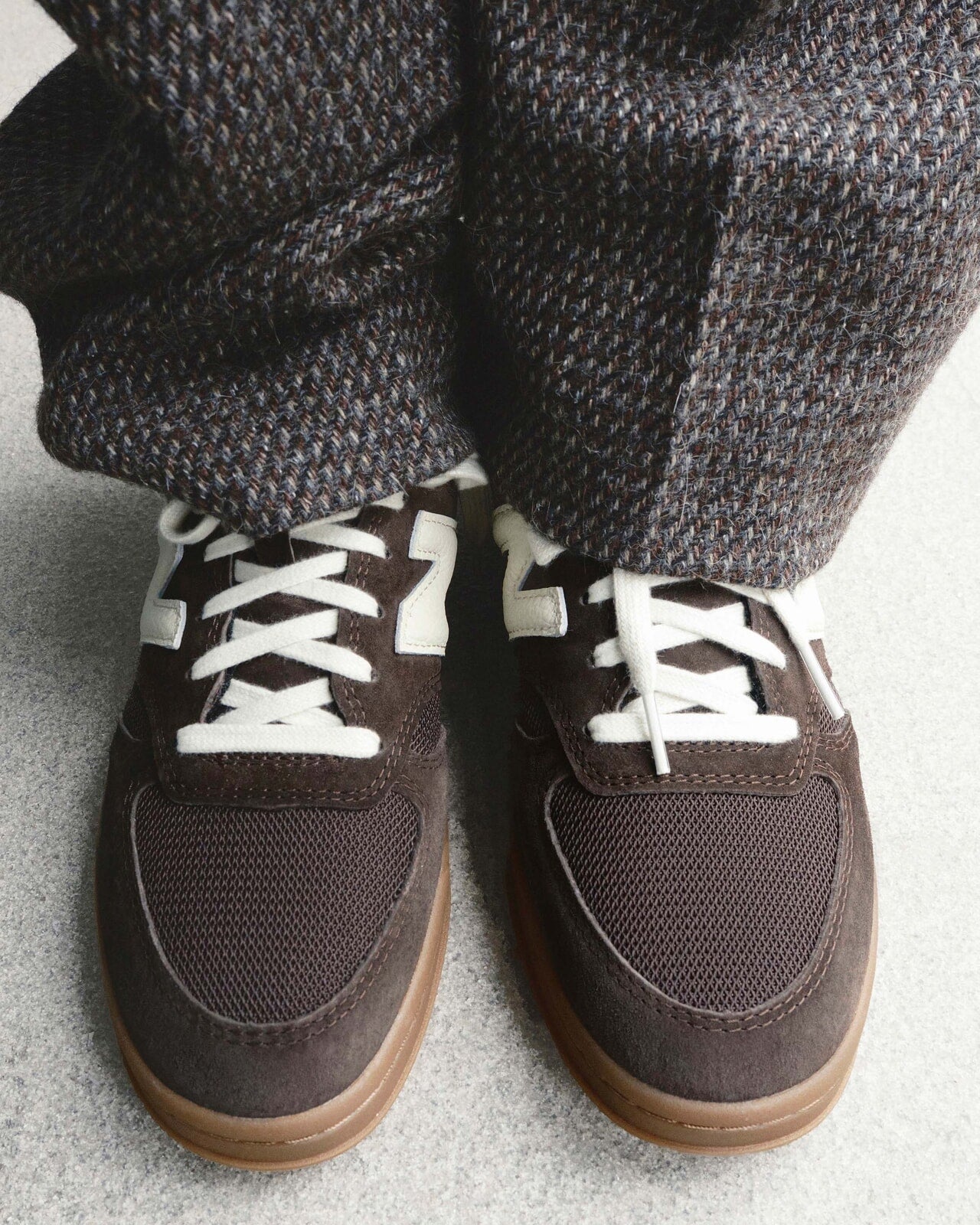 AURALEE(オーラリー)とNew Balance(ニューバランス) ブラウン 俯瞰