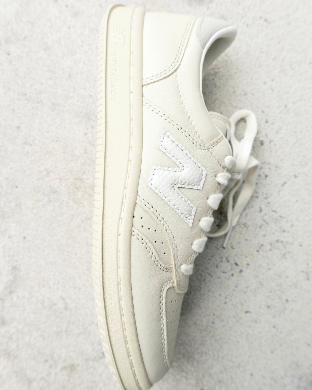 AURALEE オーラリー New Balance ニューバランス コラボ スニーカー 新作 ホワイト 側面 俯瞰