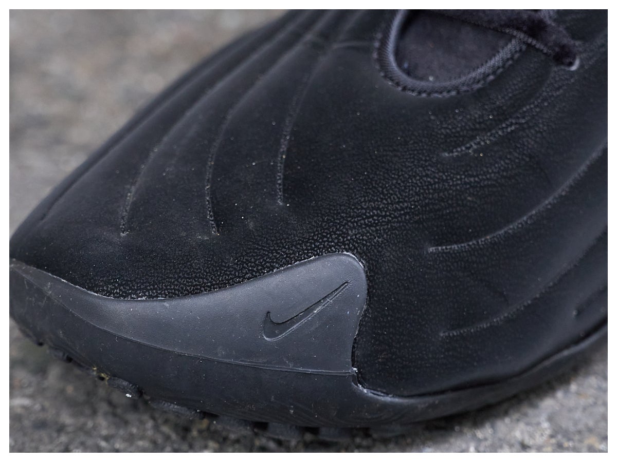 AIがデザインした「ナイキ」の黒スニーカーはテックにもクラッシックにも汎用性抜群！【おしゃれな人はメジャーブランドの愛用スニーカーをどう履く？Vol.130】