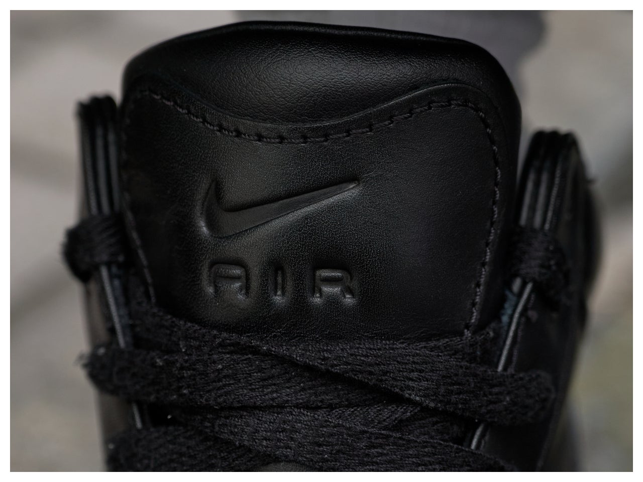 「ナイキ」のまるでブーツのような防水黒レザースニーカーをデニムスタイルで【おしゃれな人はメジャーブランドの愛用スニーカーをどう履く？Vol.133】