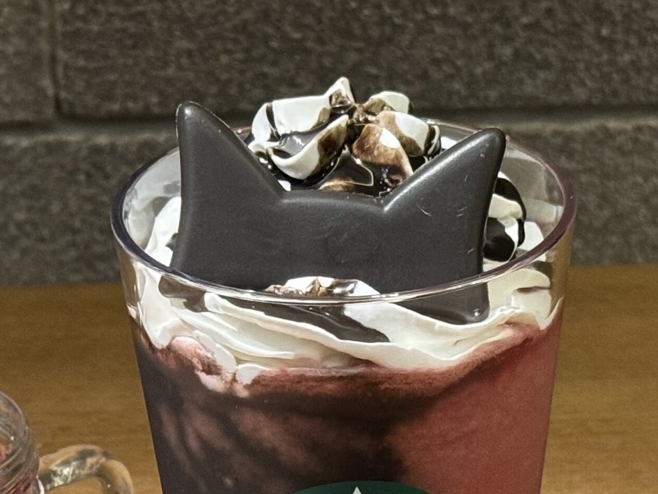 スタバハロウィン“黒猫”を思わせる『アサイー ベリー フラペチーノ®』（通称：黒猫フラペチーノ®）トッピングアップ