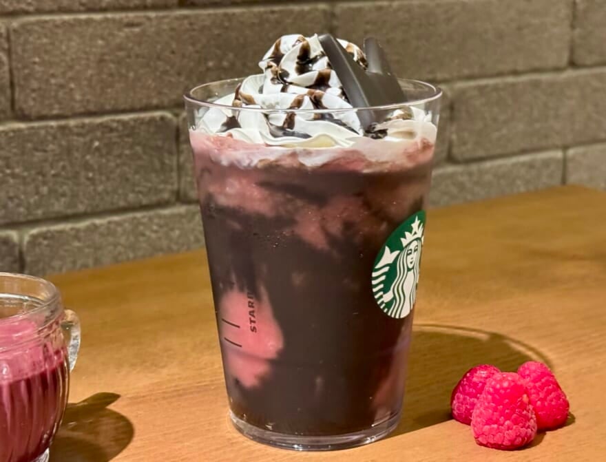 スタバ新作ハロウィン“黒猫”を思わせる『アサイー ベリー フラペチーノ®』（通称：黒猫フラペチーノ®）ブラックショコラソース側