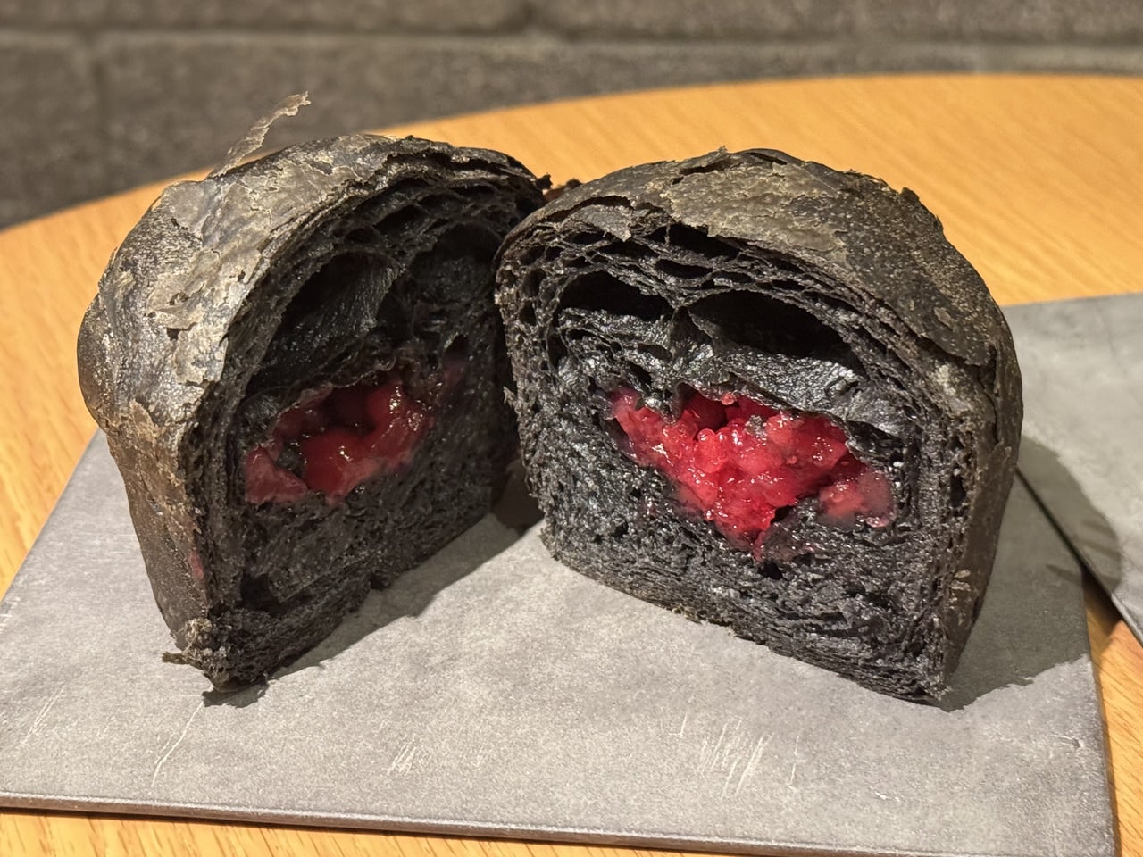スタバ新作フード「ハロウィン チョコ＆ベリーデニッシュ」断面