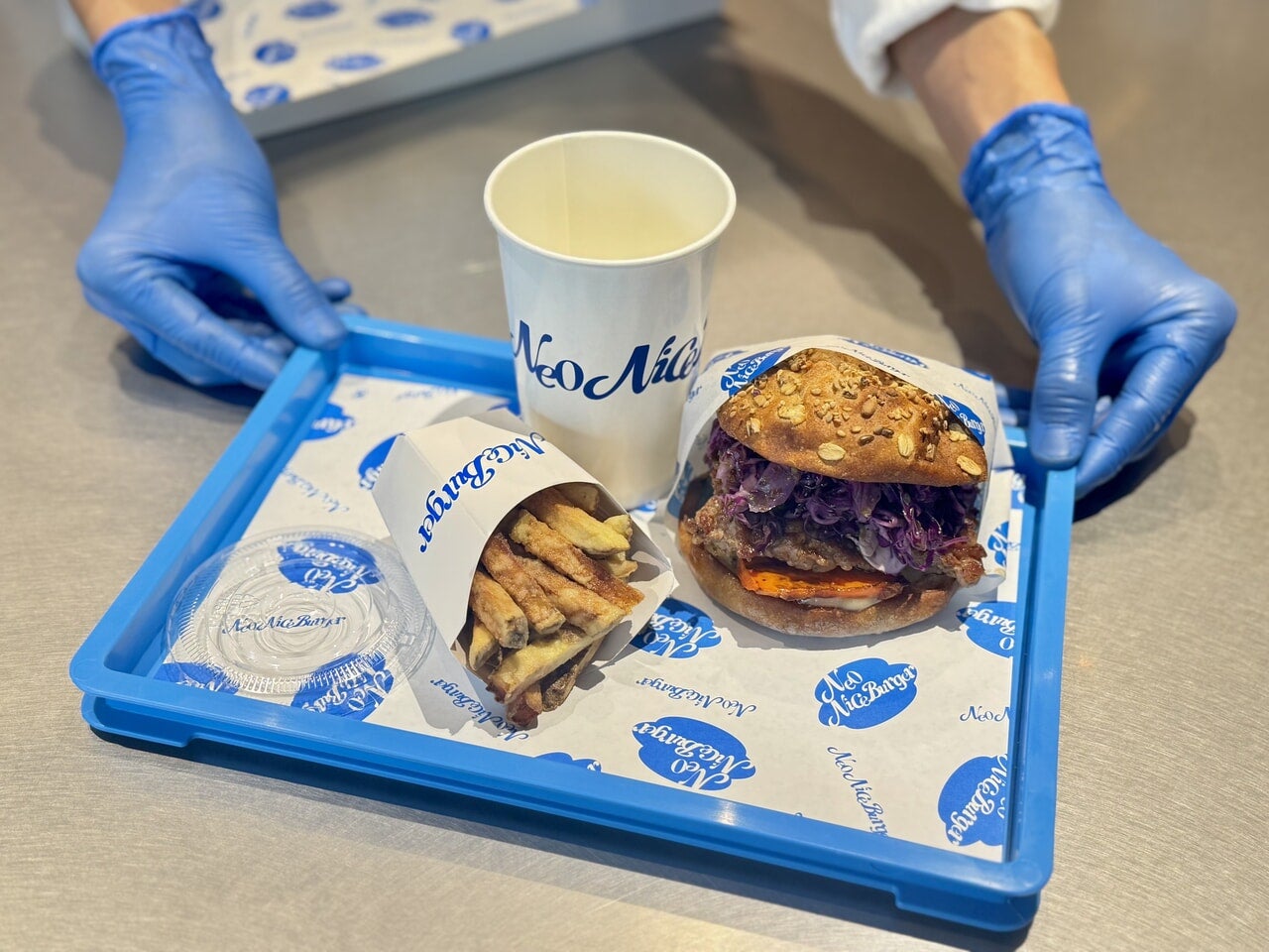 ネオナイスバーガー受け渡しの様子