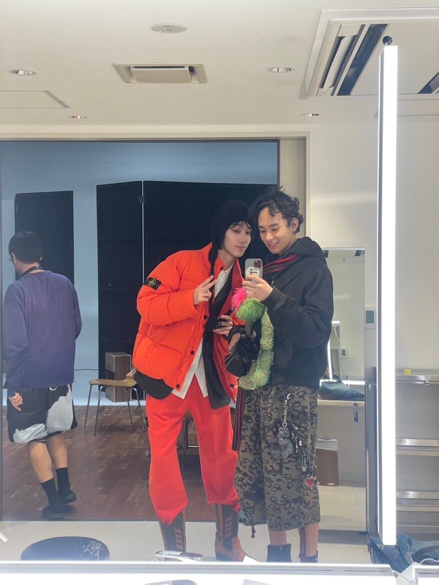 撮影スタジオの鏡で自撮りするメンズノンノモデル松井大奈と四坂亮翔