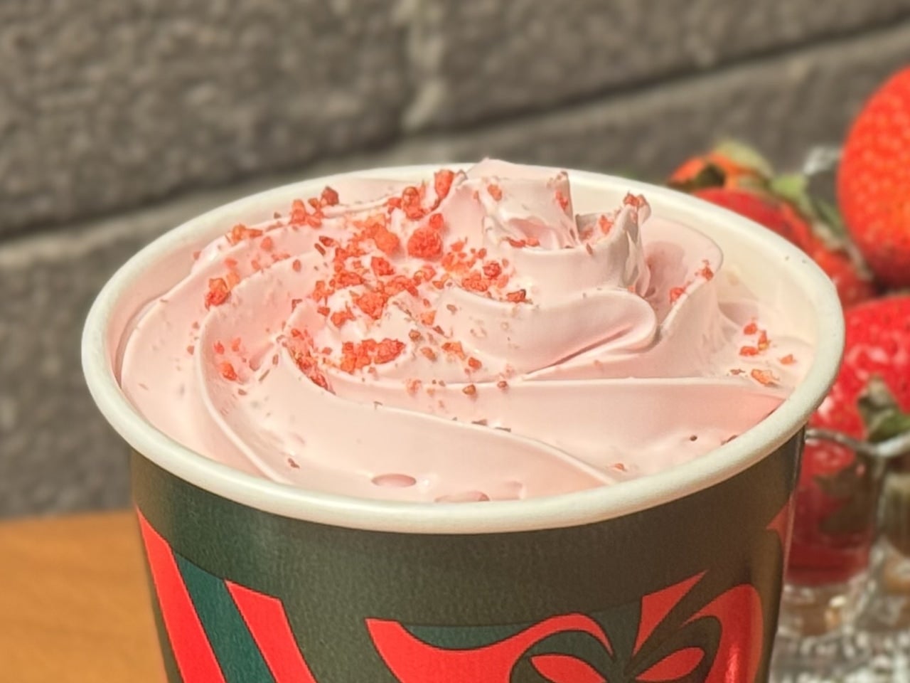 スタバホリデー2025「ストロベリー ムース & ジョイフルメドレー ティー ラテ」、ストロベリーホイップ