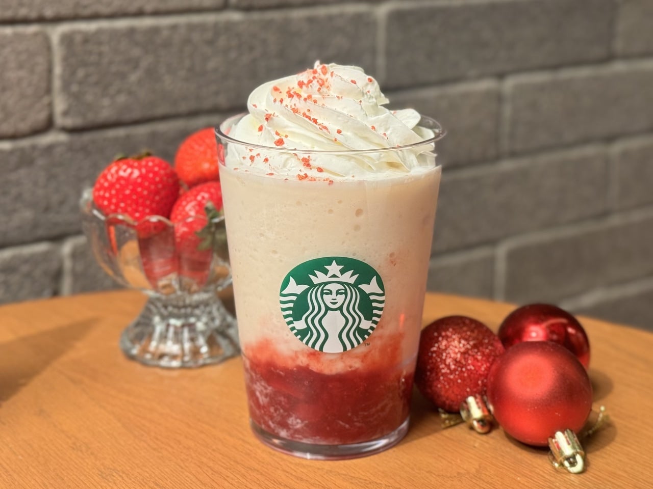 スタバホリデー2025「ストロベリー & ジョイフルメドレー ティー フラペチーノ®」