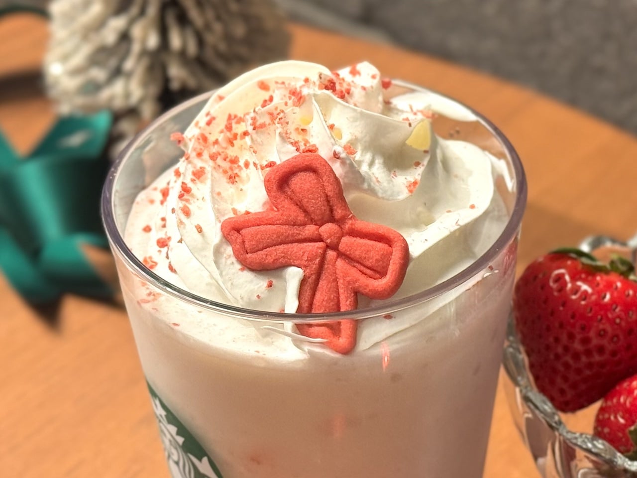 スタバホリデー2025「ストロベリー & ジョイフルメドレー ティー フラペチーノ®」リボンクッキートッピングver.