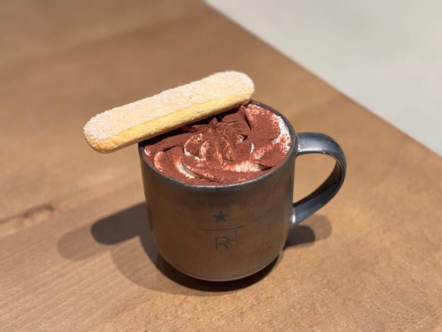 スタバ中目黒「ロースタリー東京」2025クリスマス。ホリデーメニュー1階 メインバー『バレルエイジド ティラミス ラテ』
