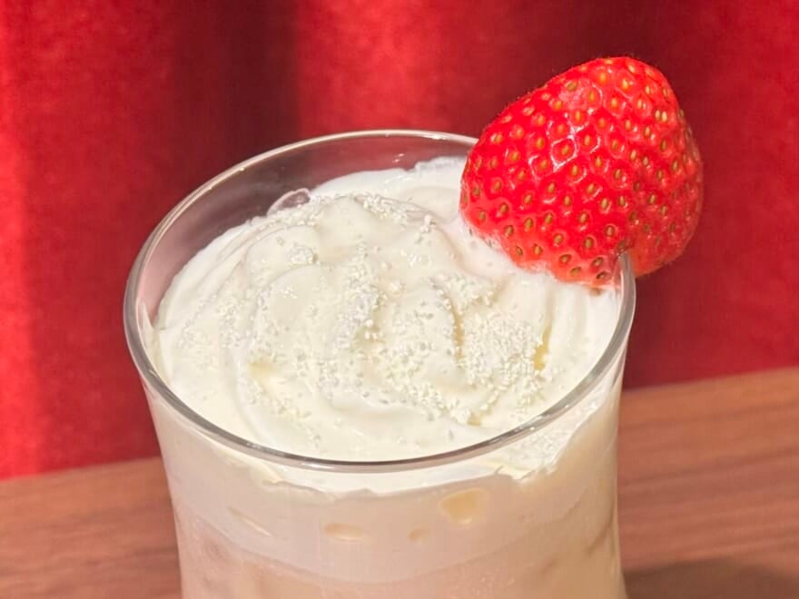 スタバ中目黒「ロースタリー東京」2025クリスマス。ホリデーメニュー2階 ティバーナ™ バー/「ジョイフル メドレー クリーム ティー ラテ with ストロベリー」トッピングアップ