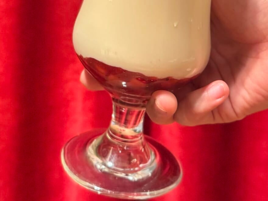 スタバ中目黒「ロースタリー東京」2025クリスマス。ホリデーメニュー2階 ティバーナ™ バー/「ジョイフル メドレー クリーム ティー ラテ with ストロベリー」ストロベリー果肉アップ