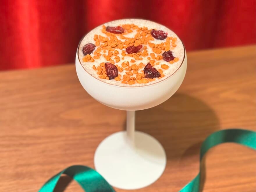 スタバ中目黒「ロースタリー東京」2025クリスマス。ホリデーメニュー3階 アリビアーモ™ バー/「クランベリー ブリスバー カクテル」