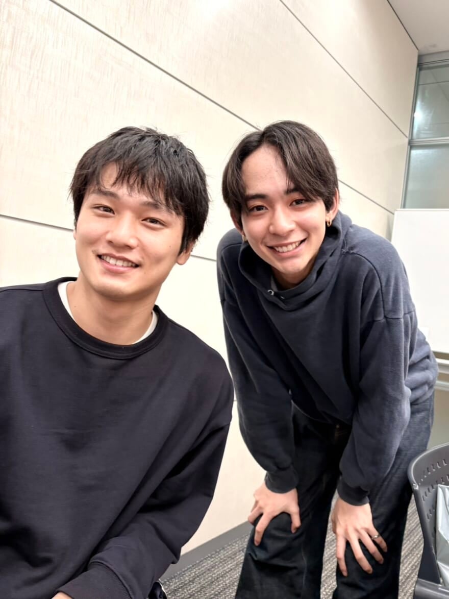 並んで写真を撮るメンズノンノモデルの中川大輔と、松井大奈