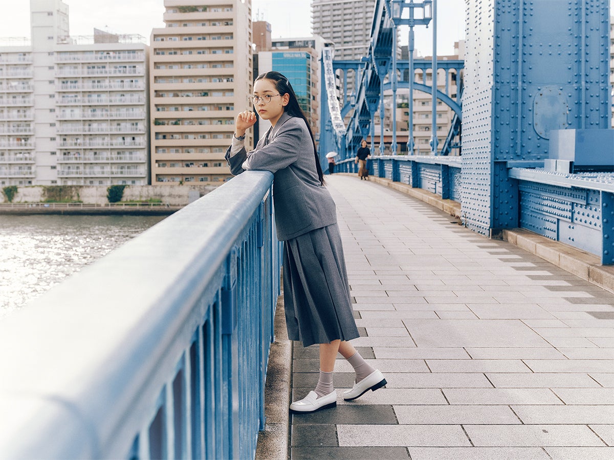 グレーの服に身を包んだ中野有紗