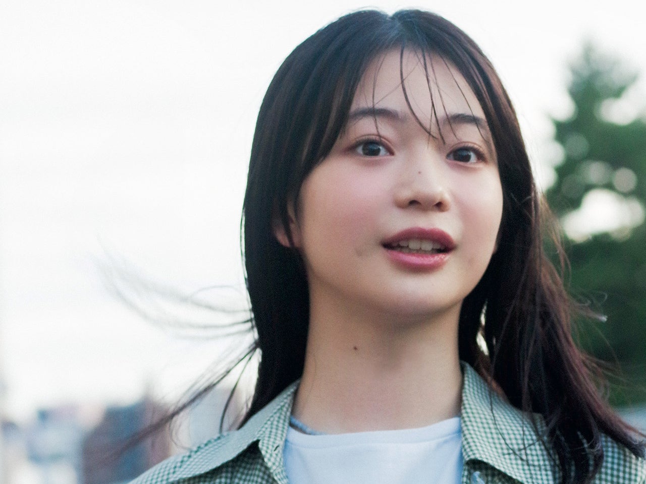 白鳥玉季、一眼レフカメラを片手に。「すてきな一瞬に出会えるとうれしくなります！」