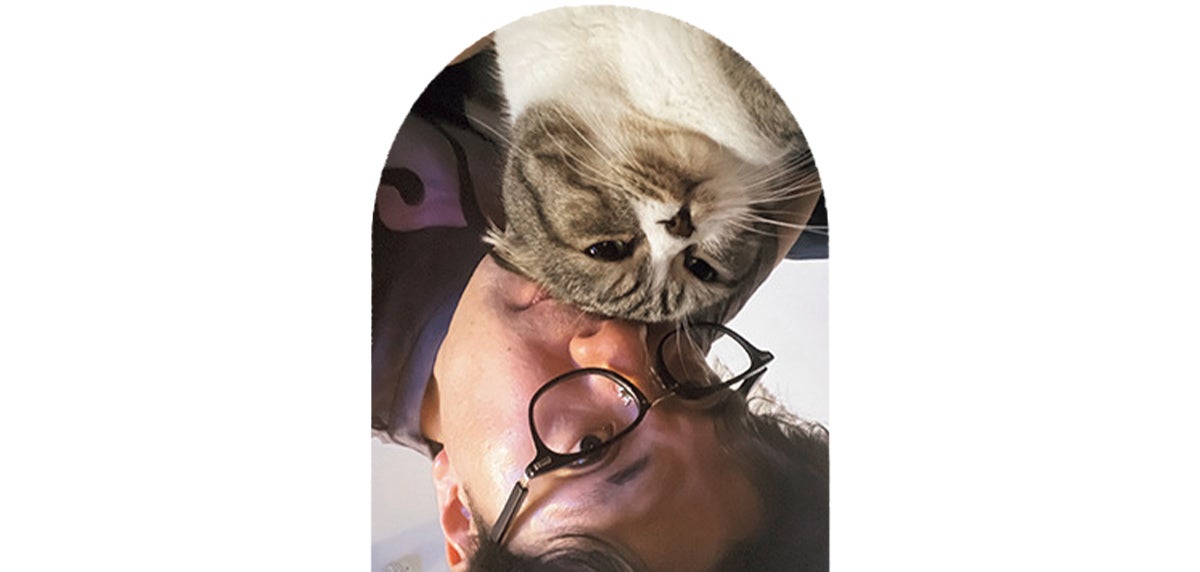 芸人の阪本と愛猫のスコティッシュフォールド ウニ　２