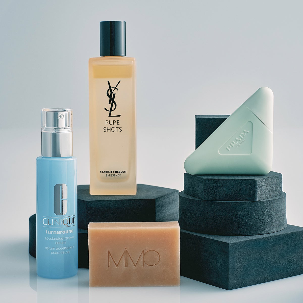 PRADA BEAUTYのプラダ ハンド トリプルケア ハンドクリーム、Yves Saint Laurentのピュアショット デュアル リチャージローション、MiMCのオメガフレッシュモイストソープ(ダマスクローズ&ゼラニウム)、CLINIQUEのターンアラウンド セラム N(角層ケア美容液)