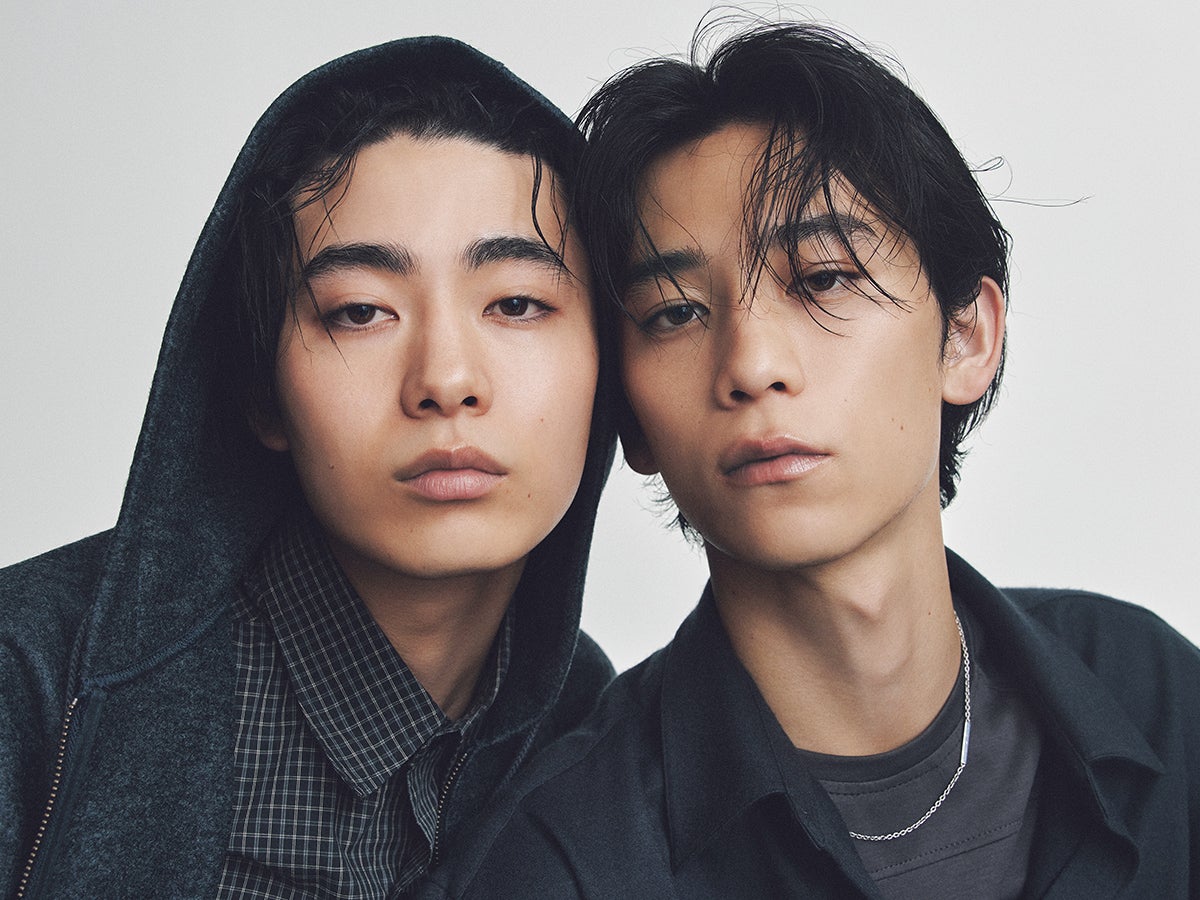 M・A・Cのリップバームを使用した豊田 裕大とシュウ ウエムラのシアーブラックバームを使用した小方 蒼介