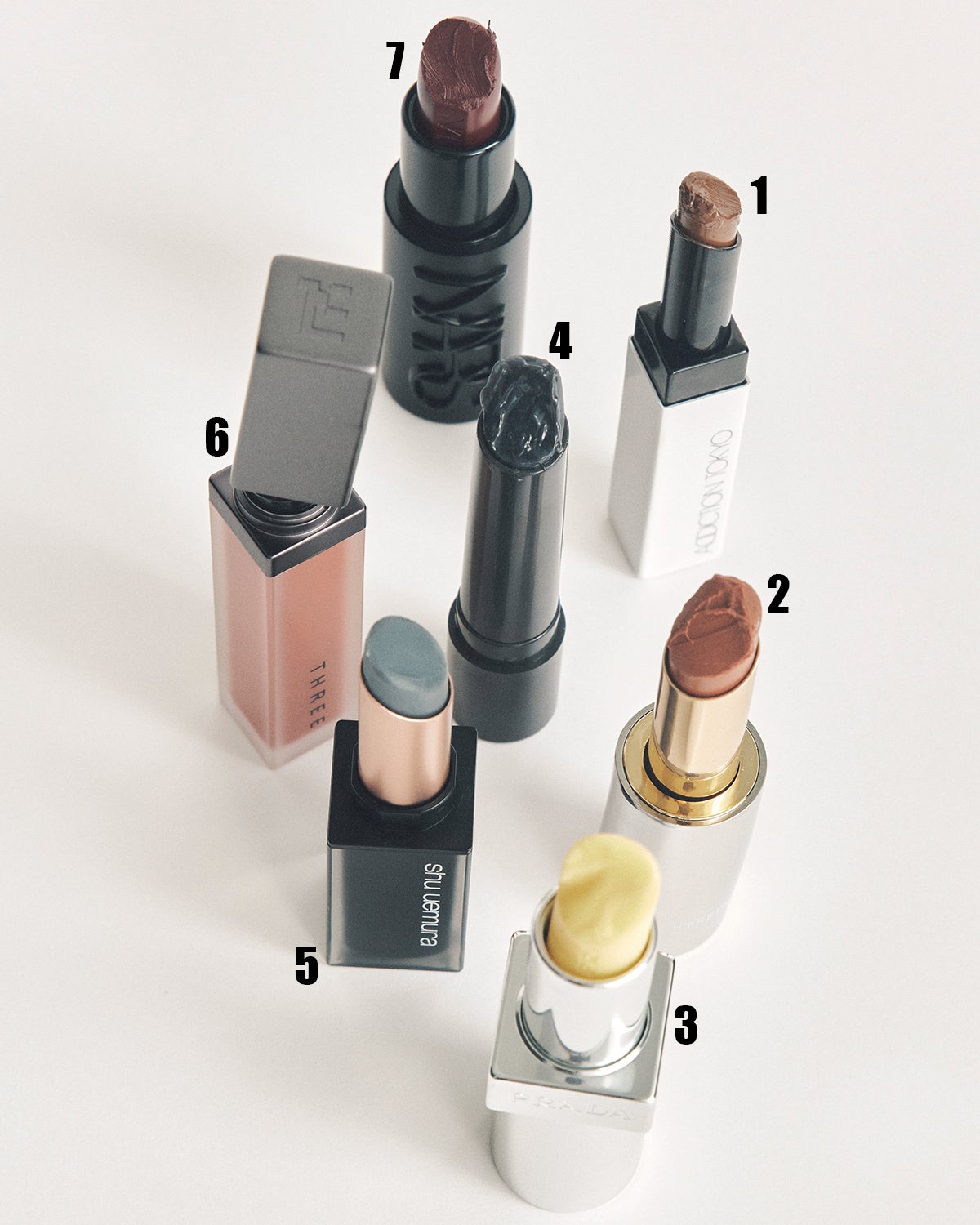 ADDICTIONのザ リップバーム グロウティント、BYREDOのティント リップケア ファントム ラプチャー、PRADA BEAUTYのリップ バーム フロスティング ケア、M•A•Cのスクワート プランピング グロス スティック ジェット、shu uemuraのルージュ アンリミテッド ブラック マット バーム、THREEのディヴァインリップジェム、NARSのエクスプリシット リップスティック