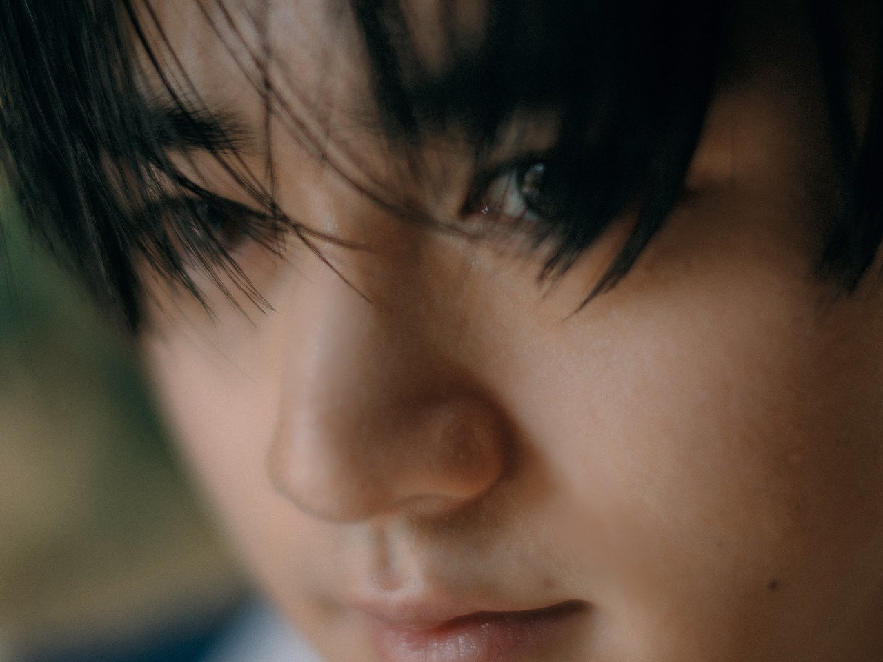 映像監督・写真家の林 響太朗が撮る、鈴鹿央士。柔らかな光に映し出されたまなざしを、本誌未公開カットとともに