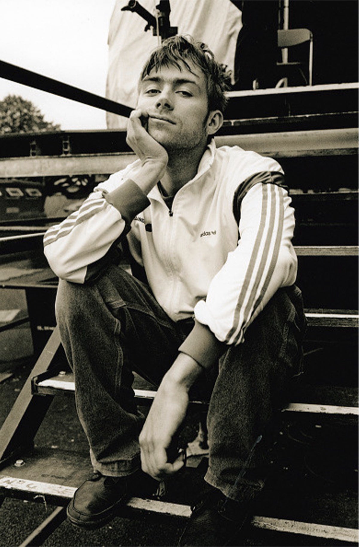 スポーティ×カジュアルな装いを極めたデーモン