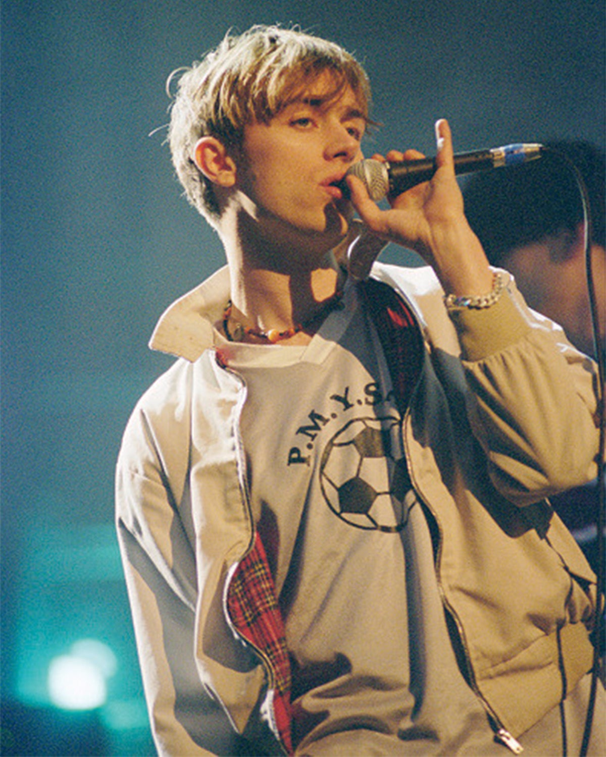 コンパクトなスイングトップに、くたびれたヴィンテージTシャツの組み合わせのデーモン