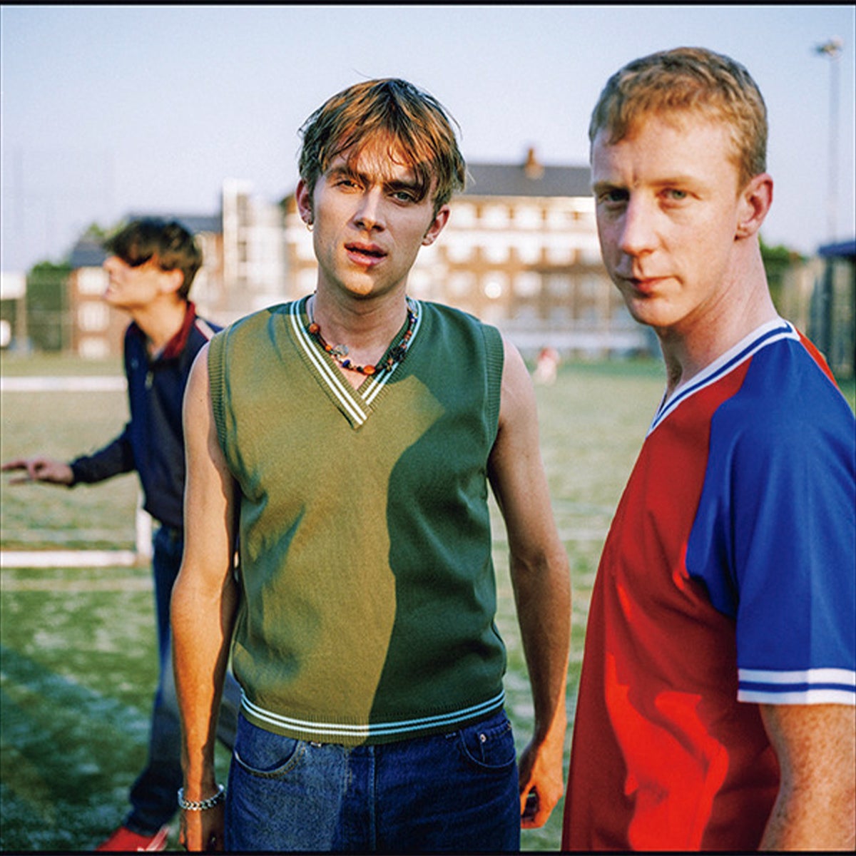 キッチュなビーズネックレスを合わせたスタイル