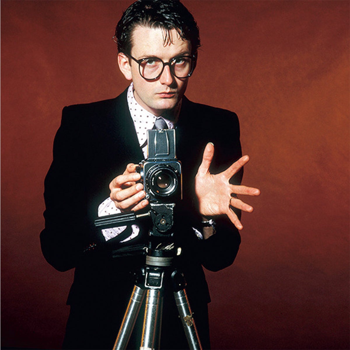 ミュージシャンのエルヴィス・コステロにリスペクトを捧げたポートレート