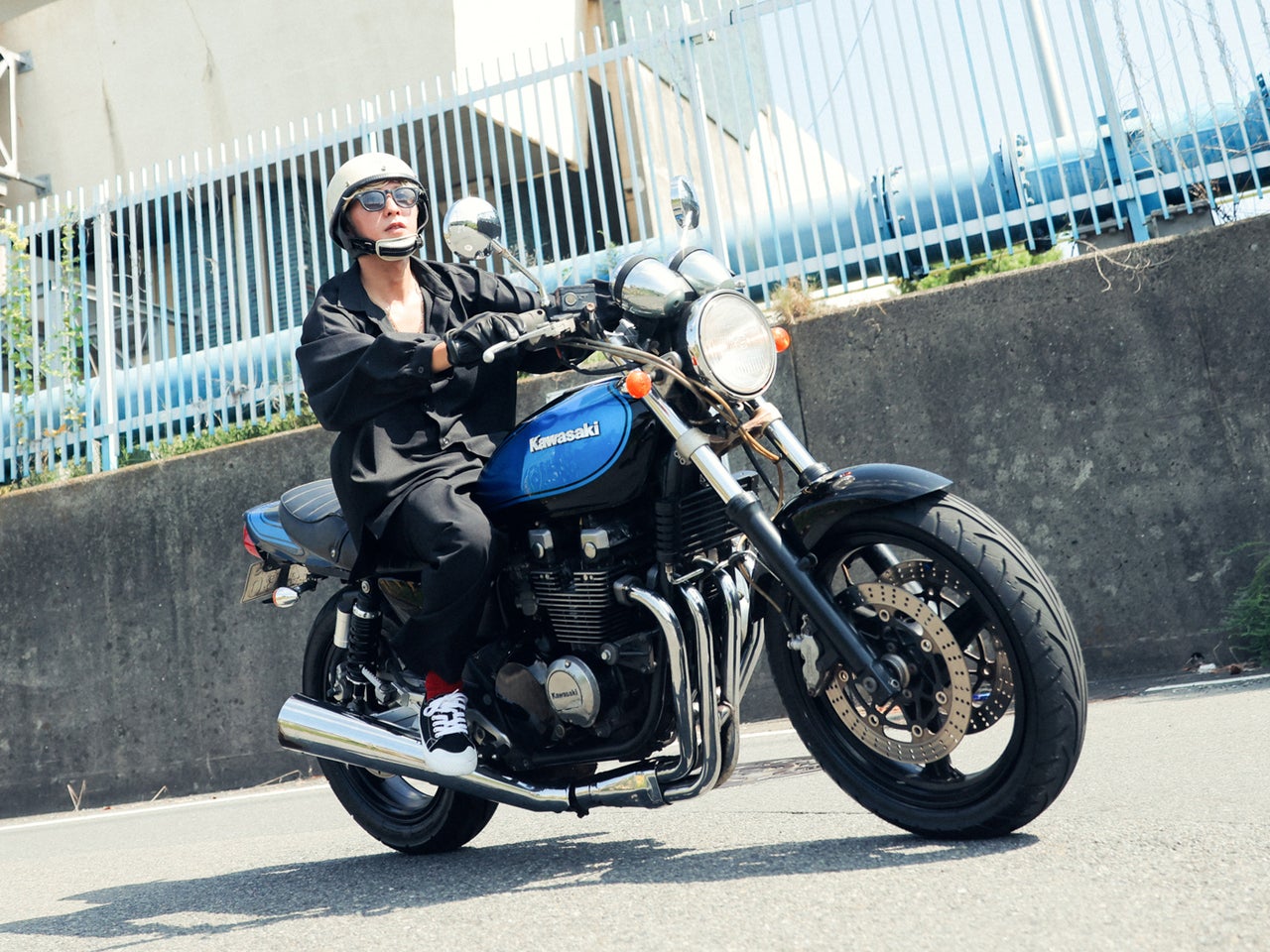 【後編】「カワサキ ゼファーχ」が広げる選択肢。仕事もプライベートもさらに楽しく！【俺たち20代“クルマ・バイク”語り！／Vol.48②】