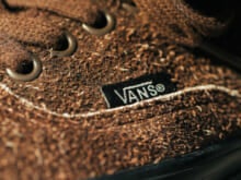次くるかもしれない「VANS」を足もとに。秋っぽい大人カラー&スエードスニーカーを正解着こなしとともに【おしゃれな人はメジャーブランドの愛用スニーカーをどう履く？Vol.129】
