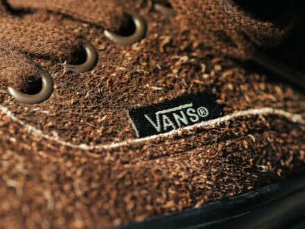 次くるかもしれない「VANS」を足もとに。秋っぽい大人カラー&スエードスニーカーを正解着こなしとともに【おしゃれな人はメジャーブランドの愛用スニーカーをどう履く？Vol.129】