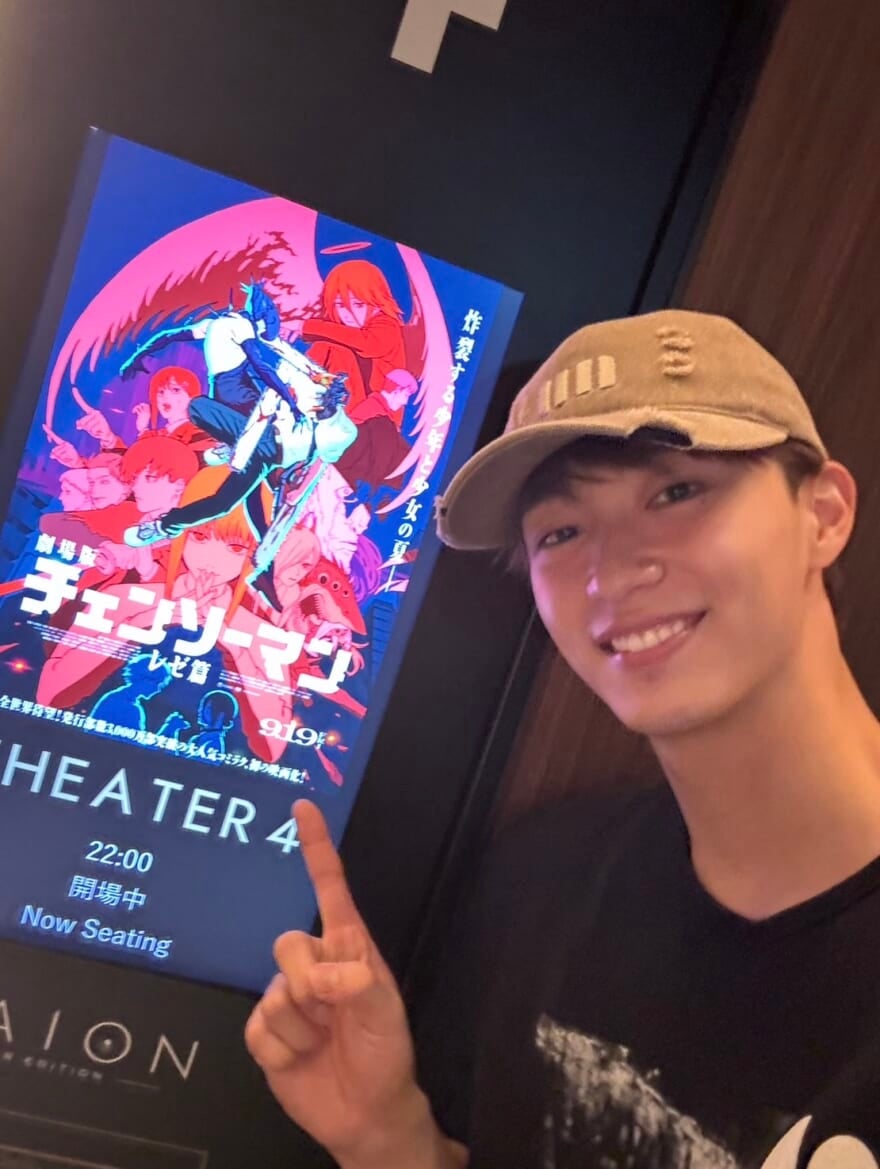 劇場版『チェンソーマン レゼ篇』の看板を指差すメンズノンノモデル野村康太