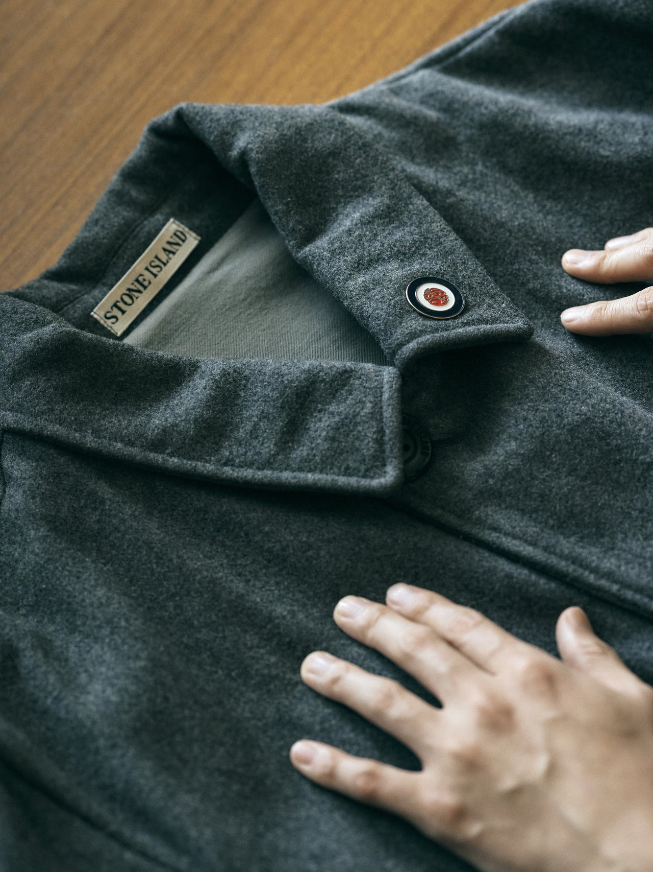 3.〈Stone Island〉のハーフコートの襟もと