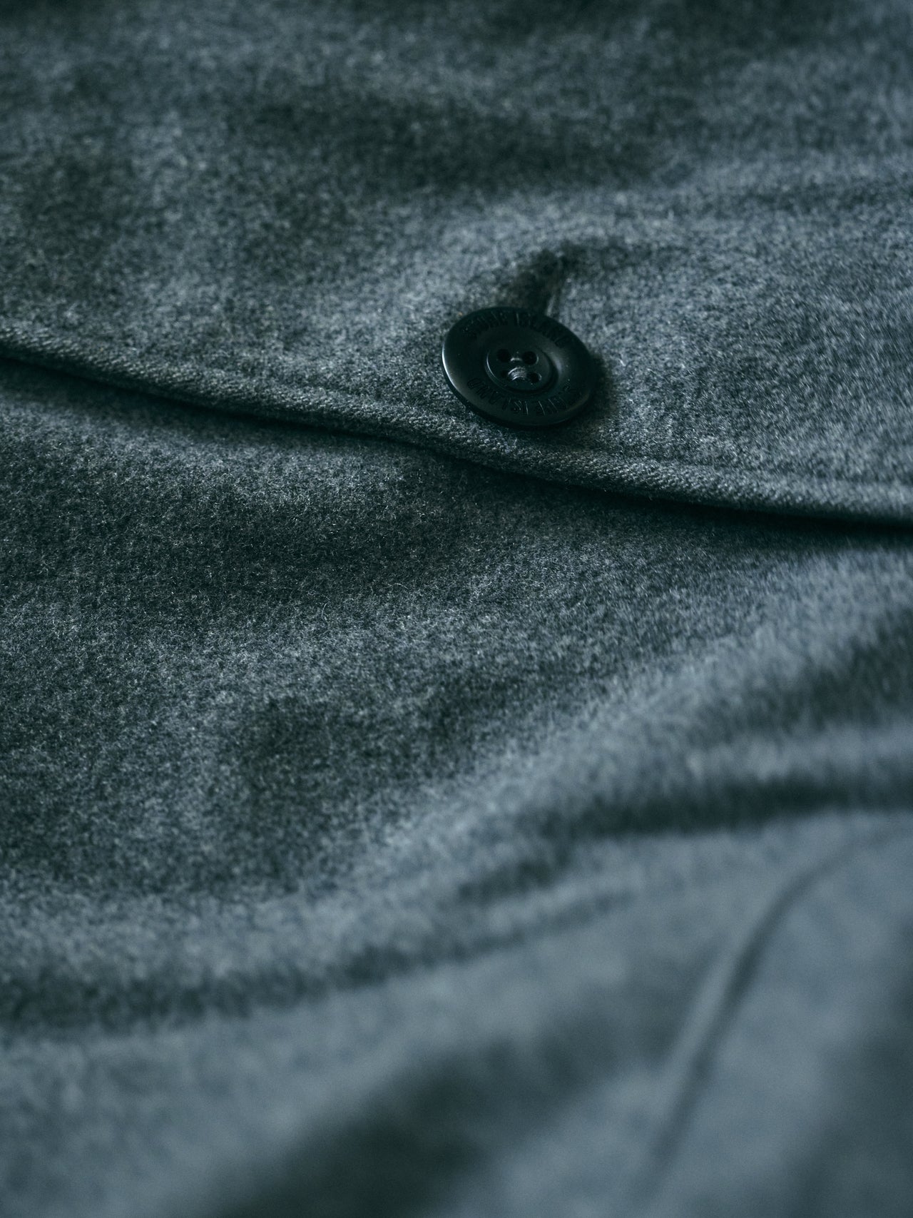 3.〈Stone Island〉のハーフコートのディテール