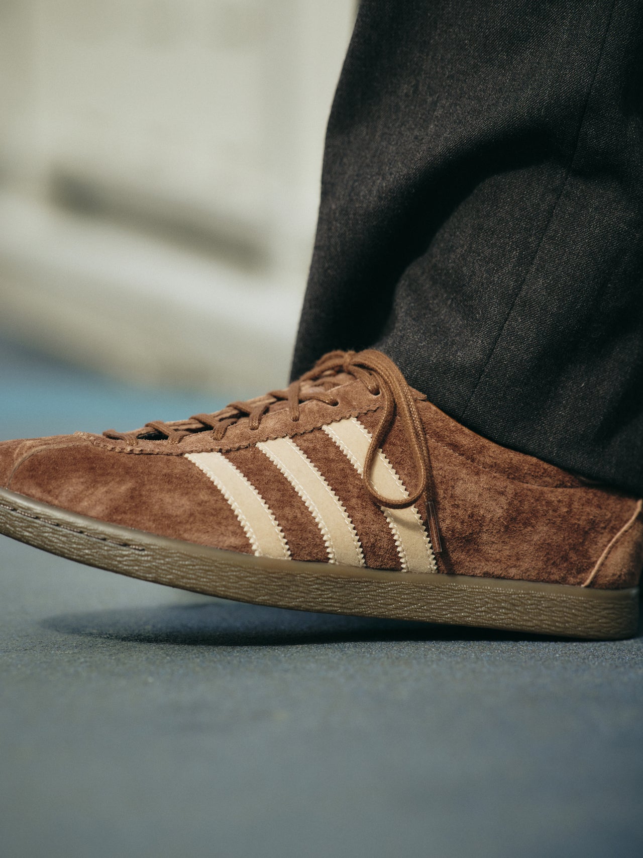 〈adidas ORIGINALS×FREAK'S STORE〉のスニーカーのサイド