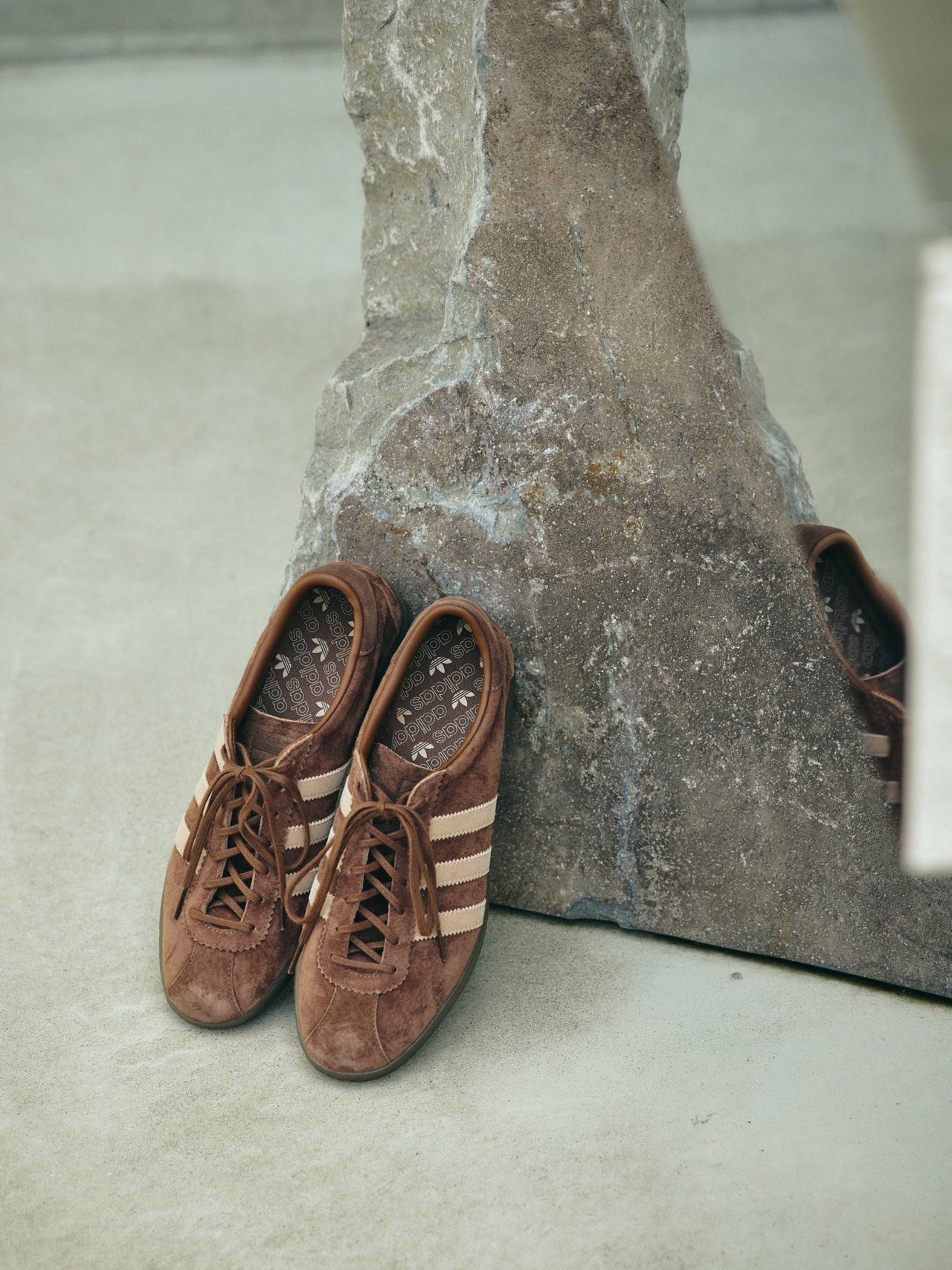〈adidas ORIGINALS×FREAK'S STORE〉のスニーカーのアッパー