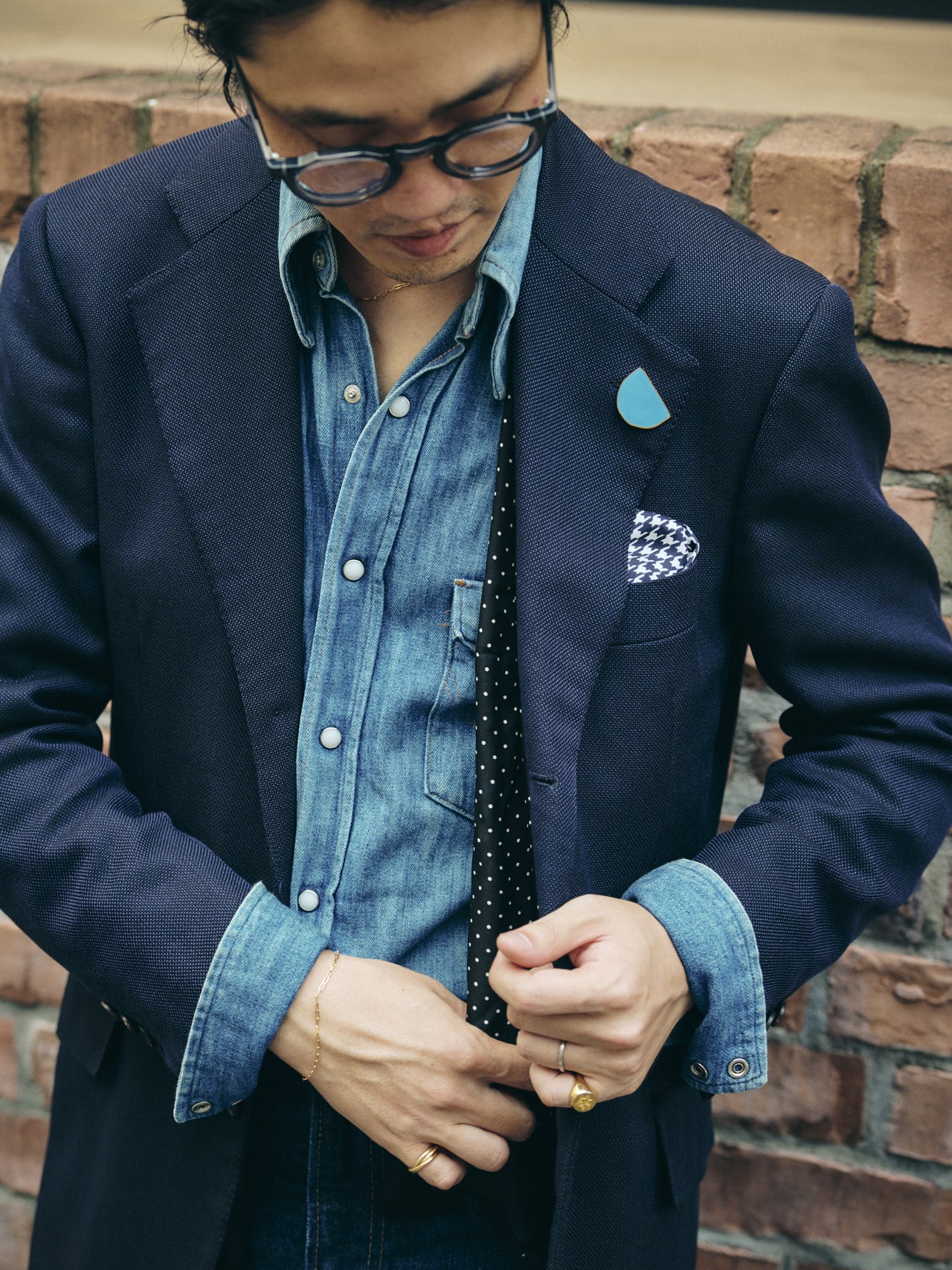 〈SHIPS〉のシグネチャーリングのオシャレな着こなし
