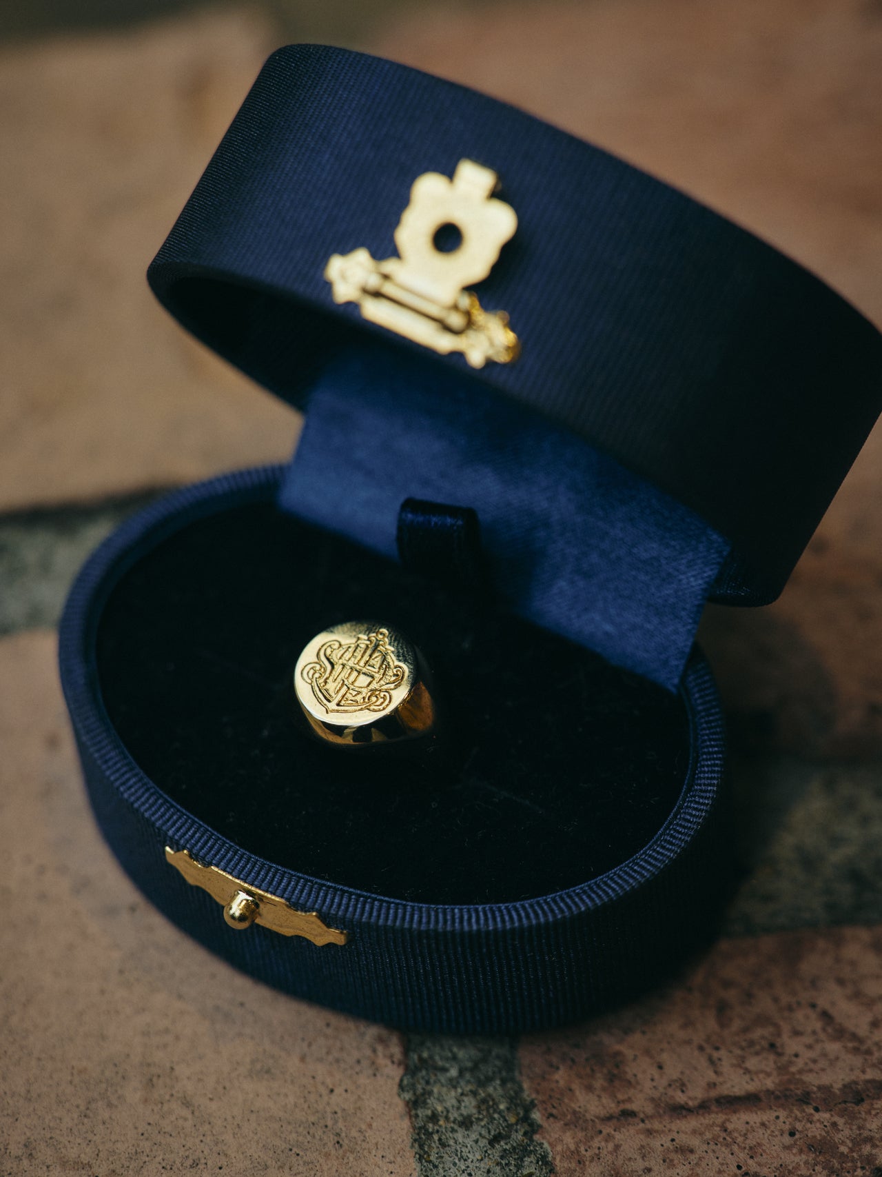 〈SHIPS〉のシグネチャーリングのオシャレな着こなしのディテール