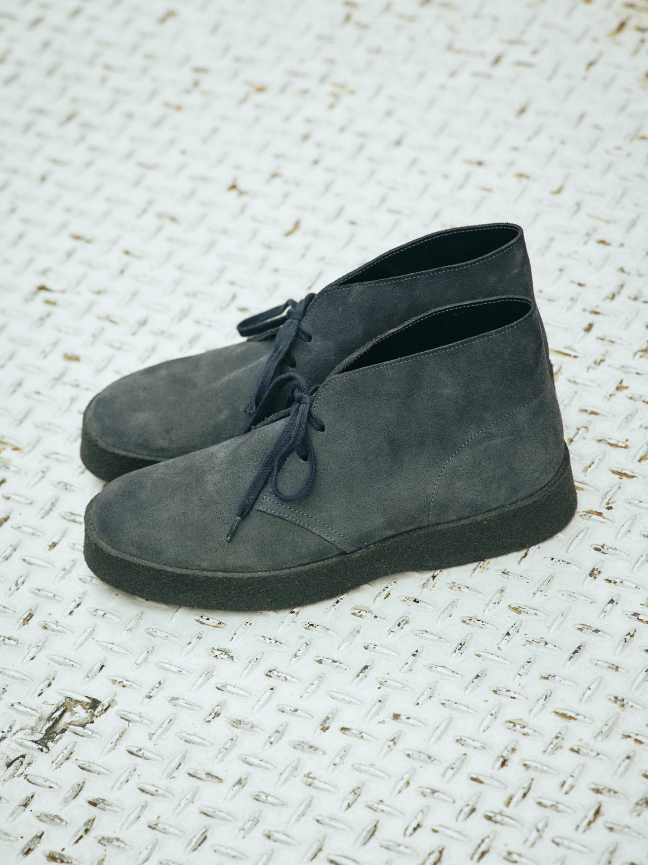 〈CLARKS OROGINALS×SHIPS〉のデザートブーツのオシャレな着こなしのサイド