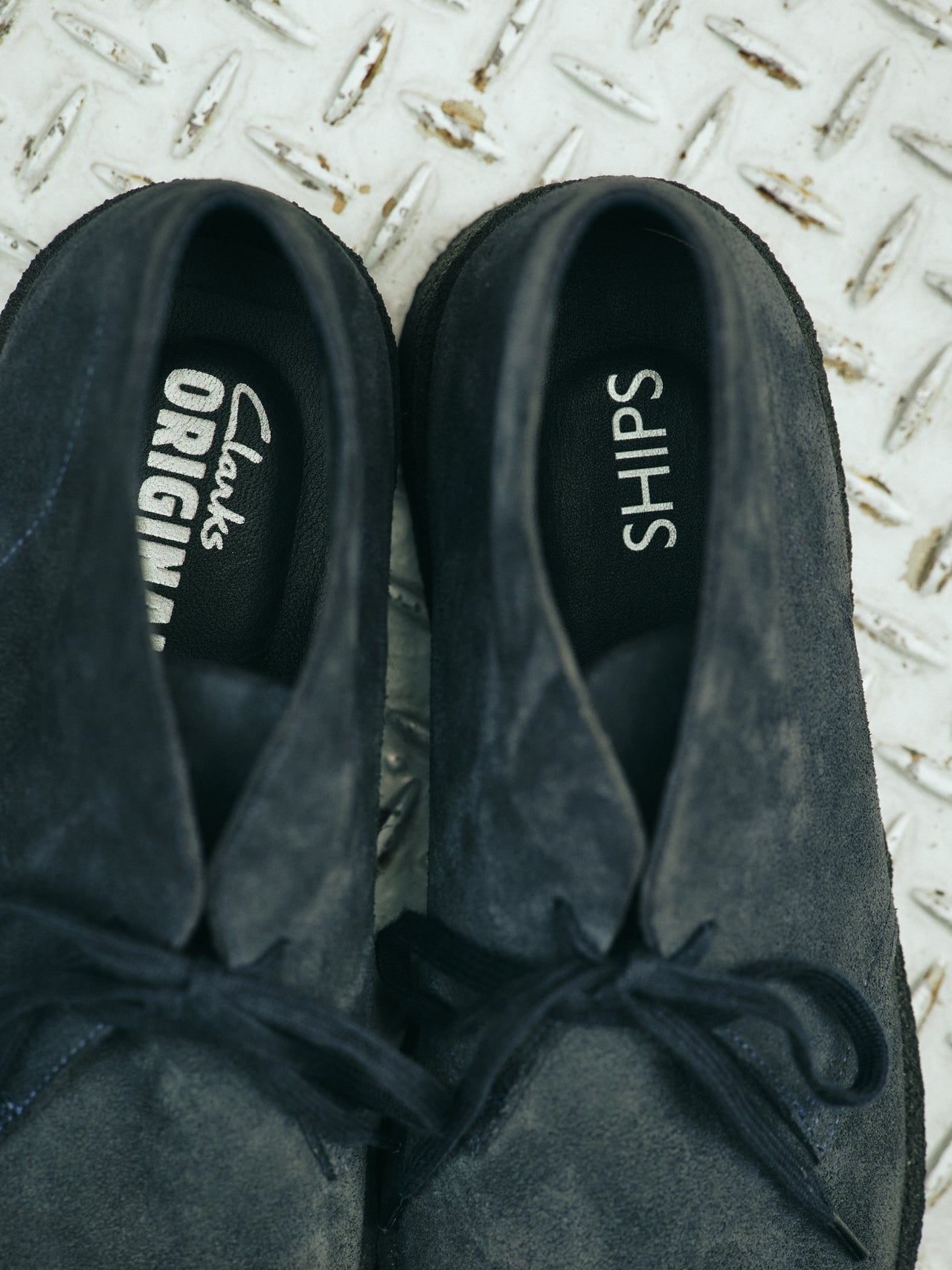 〈CLARKS OROGINALS×SHIPS〉のデザートブーツのオシャレな着こなしのロゴ