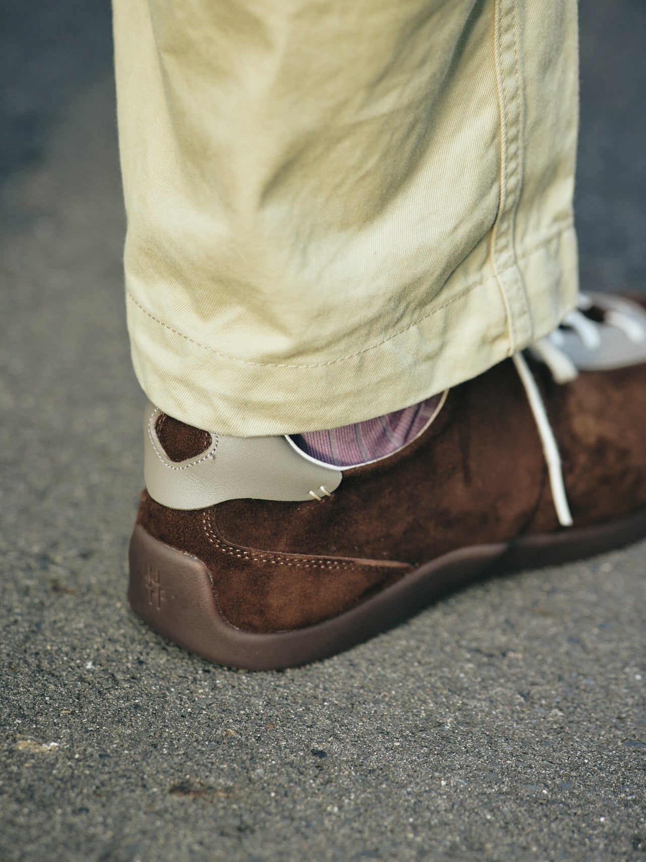 〈FOOT INDUSTRY〉のスニーカーのオシャレな着こなし