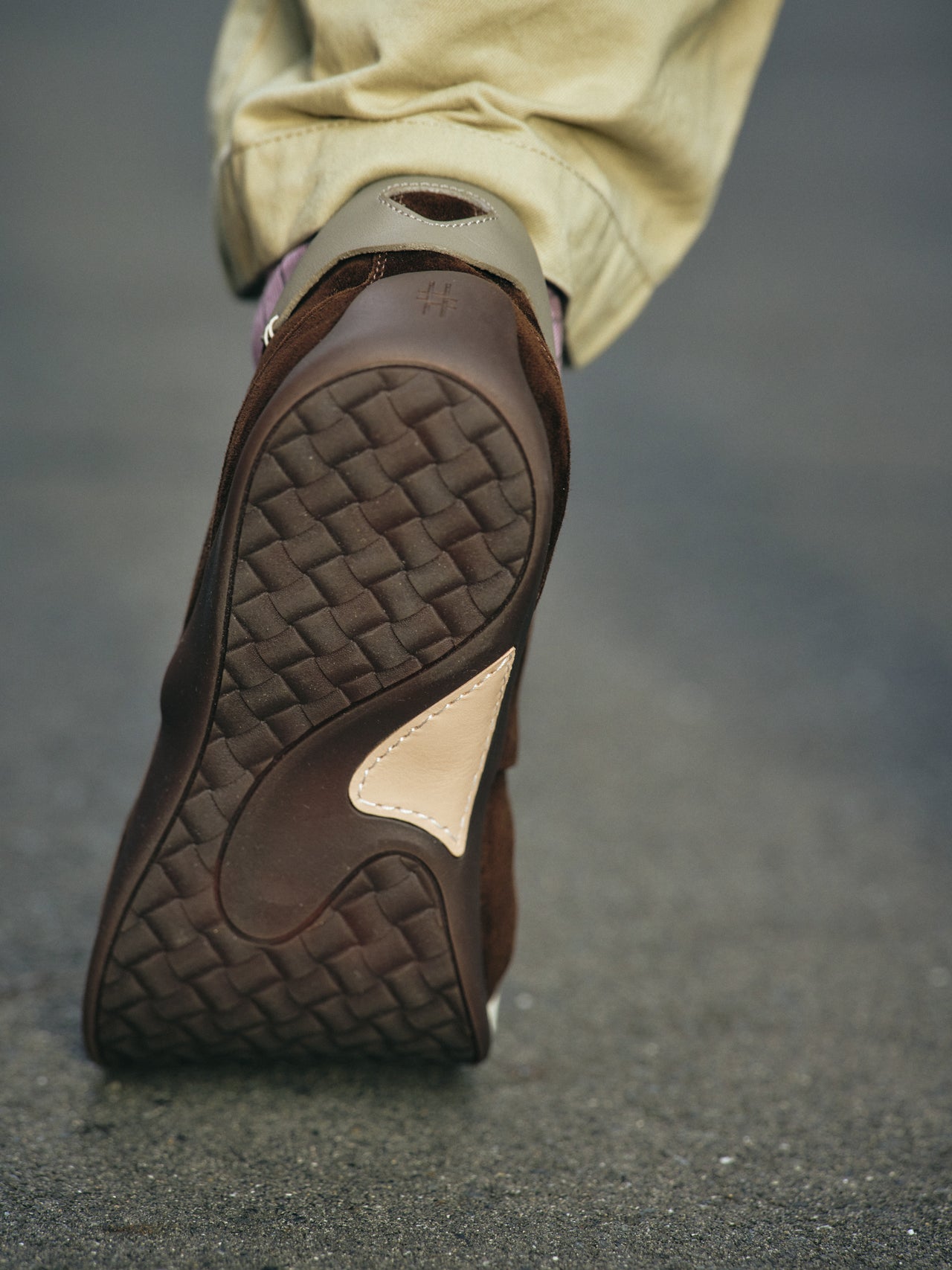 〈FOOT INDUSTRY〉のスニーカーのオシャレな着こなしのアウトソール