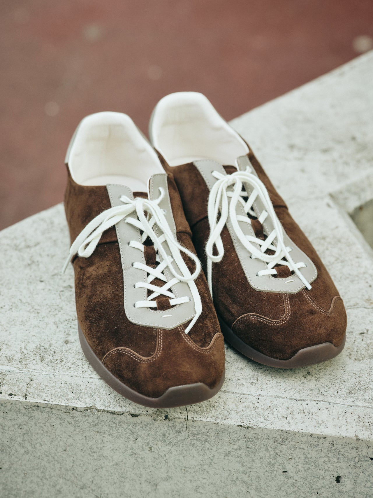 〈FOOT INDUSTRY〉のスニーカーのオシャレな着こなしのアッパー
