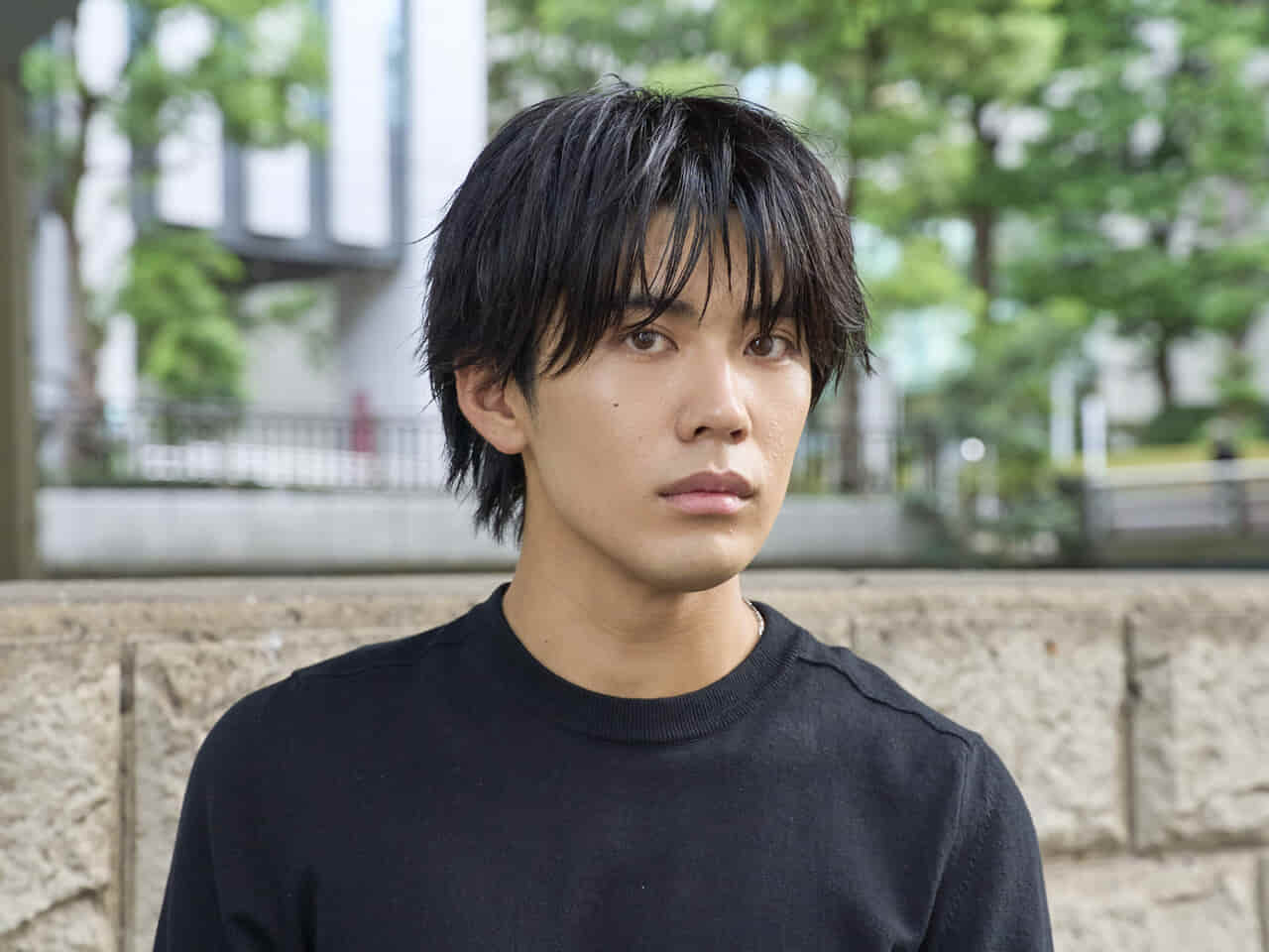 [稲井 孝太朗] 「ストーンアイランド」の黒ニットに「ティンバーランド」のブーツ。上質なアイテムでシンプルな着こなしを格上げ【メンズノンノモデルの私服スナップ】