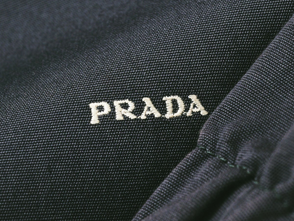 「プラダ」で10月に買うべきアウターは３シーズン着まわせる！ロゴが映える“大人グレー”な優秀ブルゾンを発見！［PRADA］