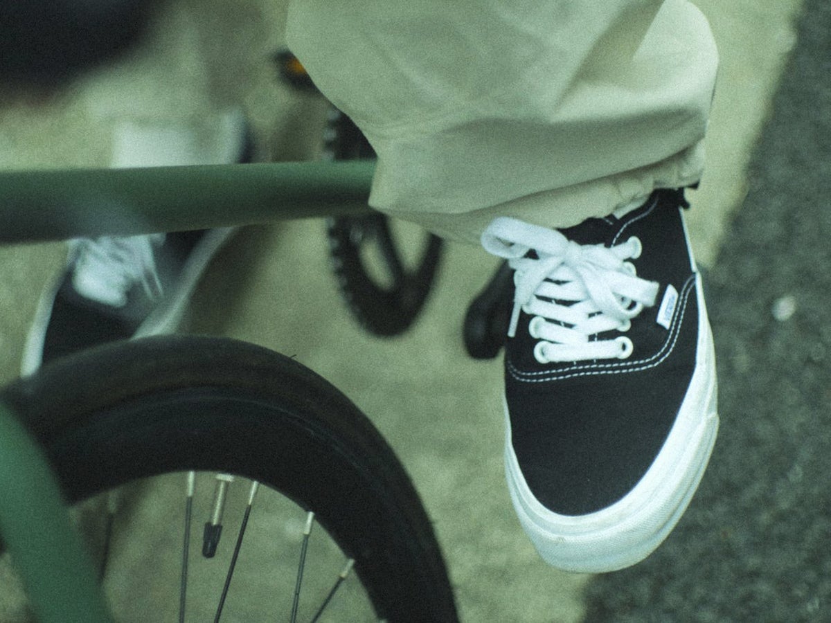 「ヴァンズ」は絶対、黒じゃないと！ 愛用するのはレザーなオーセンティック、レアな廃盤モデル…ブラックスニーカーの正解着こなし５選！