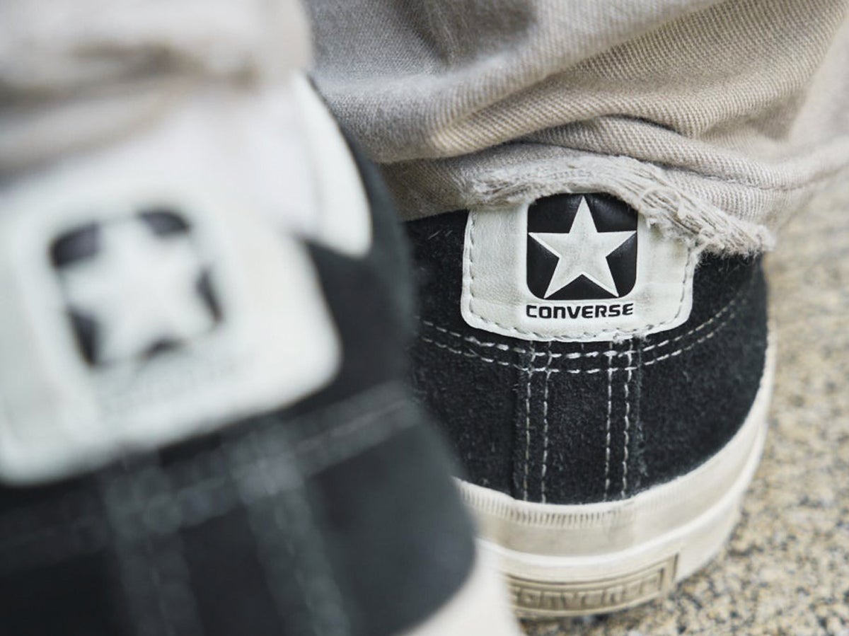 買ってよかった「愛用コンバース」と正解スニーカーコーデ４選！ 合わせるパンツを選ばない大人モノトーンに夢中！[CONVERSE]