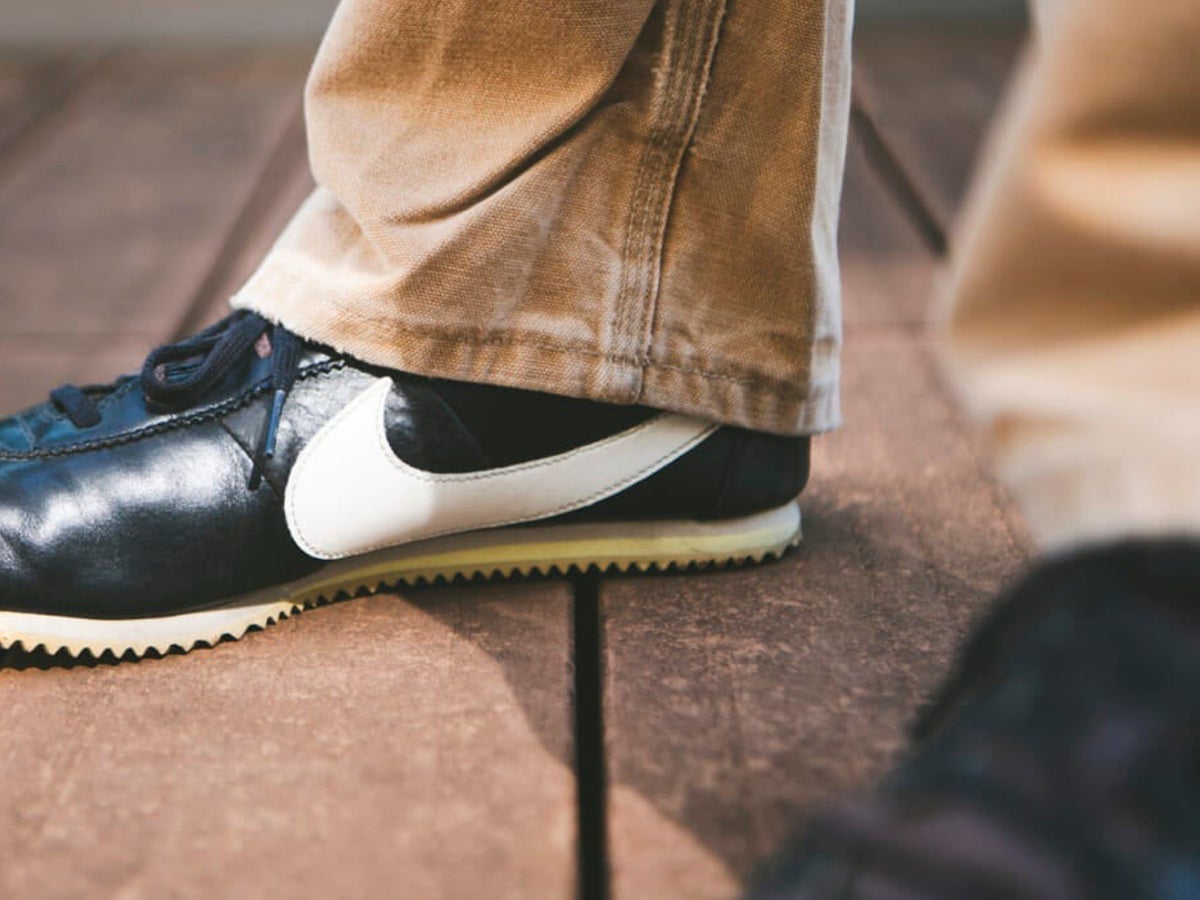 オシャレな人は「ナイキ」の黒スニーカーをどう履く？プレ値のダンク、コム デ ギャルソンコラボ…正解着こなし４選！