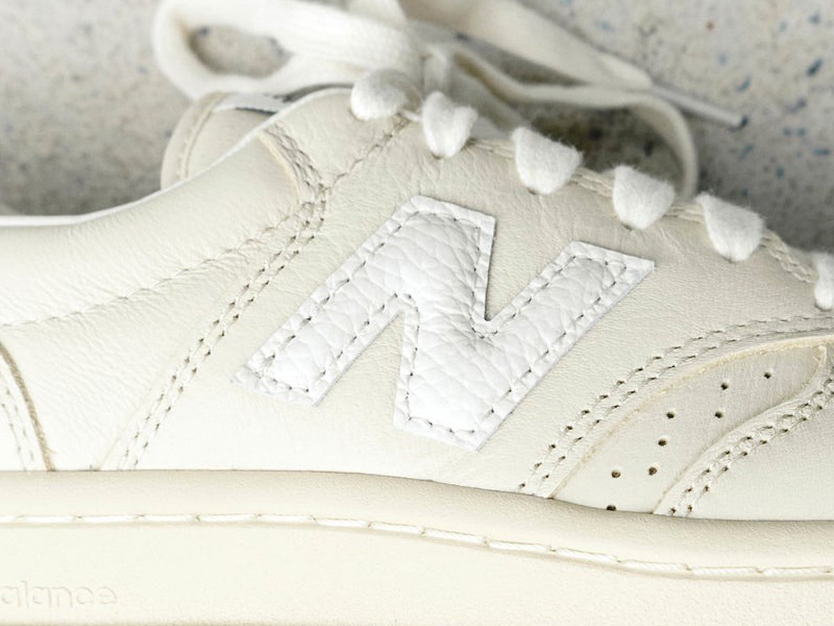 みんな狙ってる「オーラリー」最新コラボがついに発売！「ニューバランス 」の進化した名作スニーカーは大人カラーの２色展開！